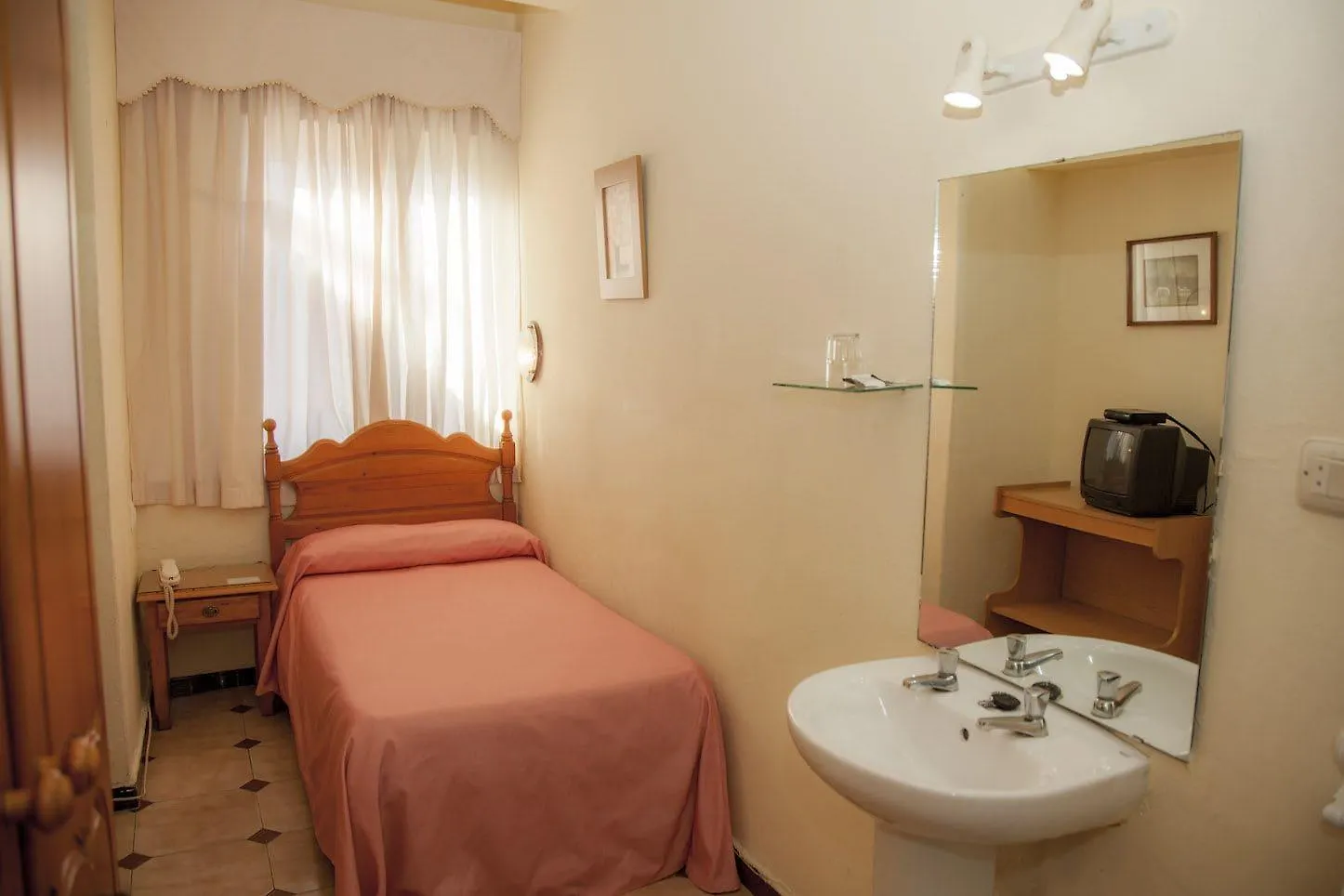Gasthuis Hostal Paris La Línea de la Concepción